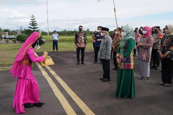 Sekdaprov Bersama Forkopimda dan Dharma Wanita Sambut Kunjungan Wapres